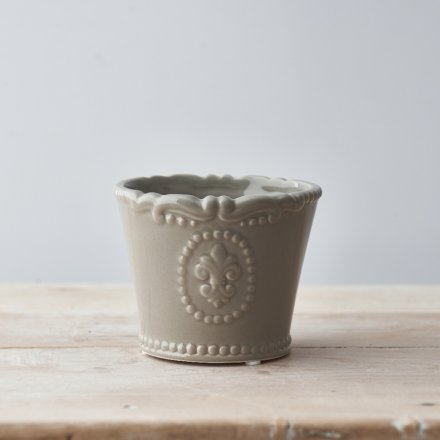  Perfect for bringing a vintage charm to any home space, a grey toned glazed pot with a pretty fleur de lis embossment 