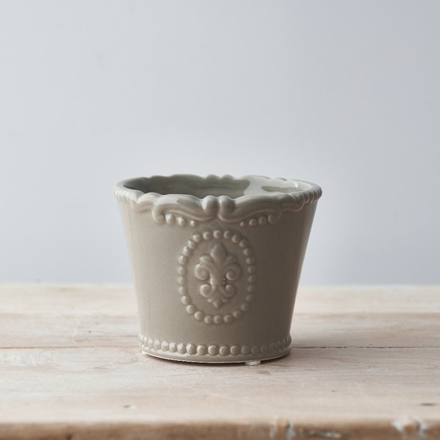  A sleek and simple dolomite pot set with a grey base tone and charming Fleur De Lis embossed finish 