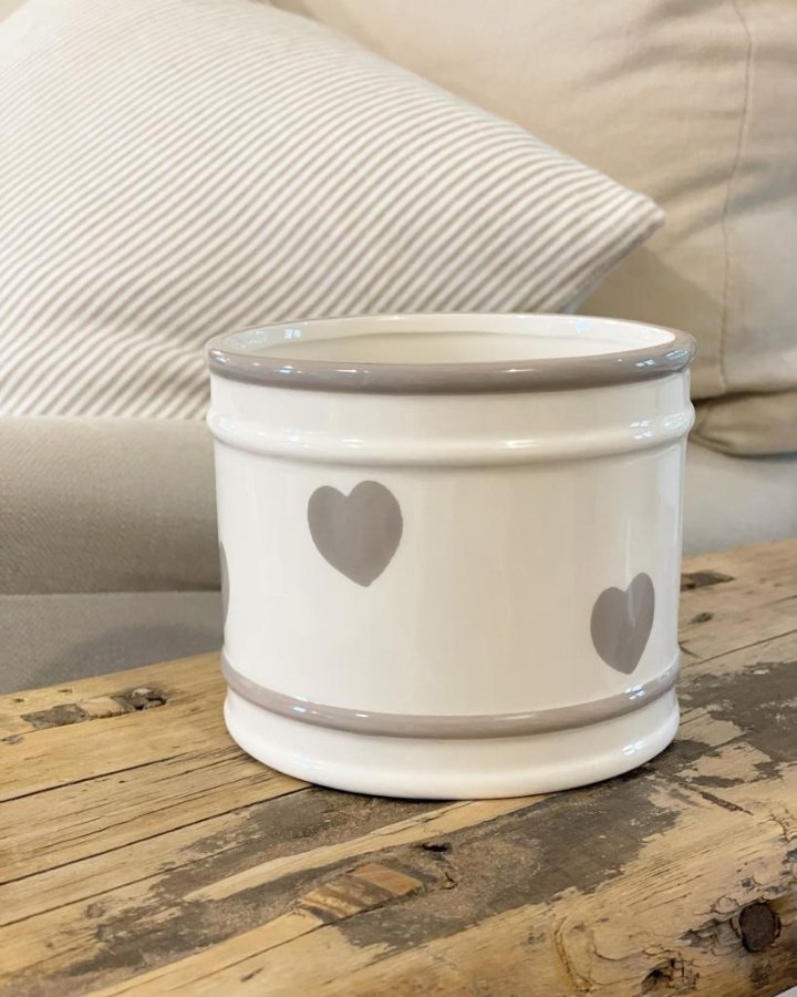  A chic and simple round pot featuring a grey ridged decal and faded heart print surround 