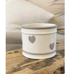  A chic and simple round pot featuring a grey ridged decal and faded heart print surround 