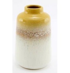  Set with a two tone speckled decal, this porcelain vase features a an ontrend colouring and added glaze effects 
