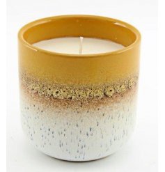  Set with a two tone speckled decal, this porcelain candle features a sweetly scented wax centre and on trend colour ton