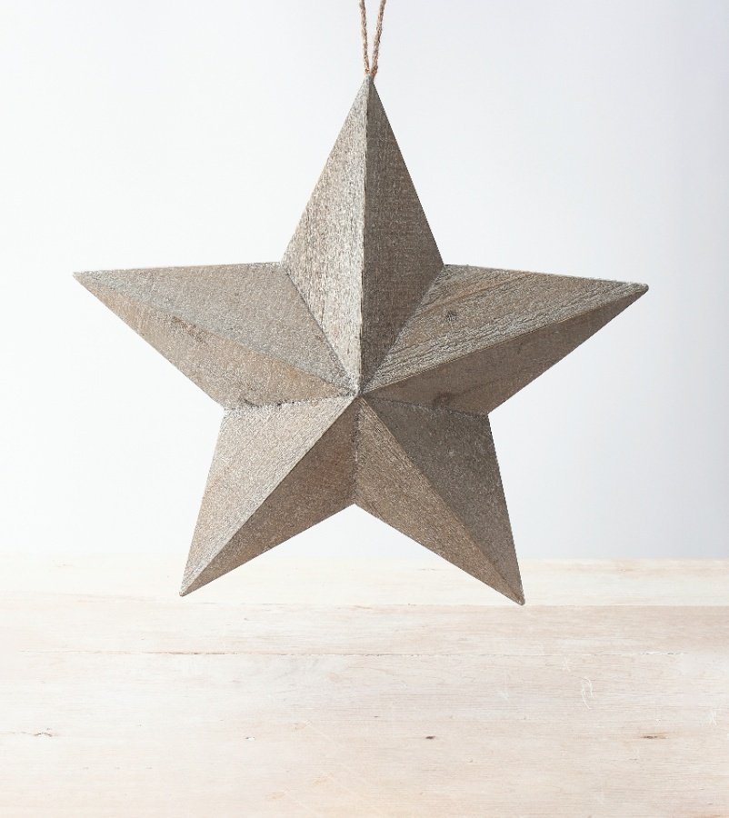 Perfect for tying in with any home with a Country Charm setting, a large wooden star with a chunky rope hanger 