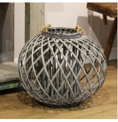 A small rounded lantern featuring a willow lattice decal and chunky rope handle to finish 