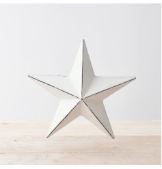  A chic and simple metal barn star featuring a rustic white painted finish 
