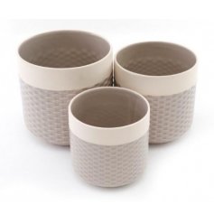 A sleek and stylish set of 3 sized planters with a woven embossed decal and soft grey hue 