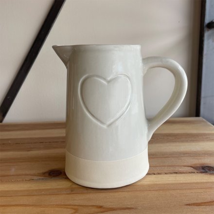  A chic and simple two toned jug featuring an embossed heart decal to its centre 