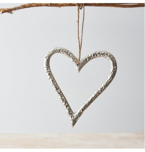 A rustic living hanging heart decoration with plenty of character and charm. 