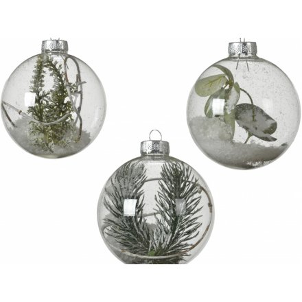 Simple yet beautiful clear glass baubles, sure to tie in with any Christmas Tree display this year 