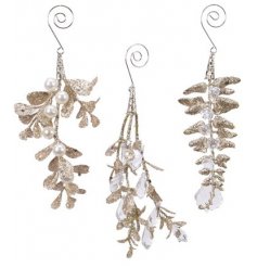 Assorted by their leaf shapes, these hanging leafy garlands also display glitter tones and added acrylic crystals 