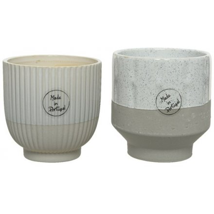 A stylishly simple assortment of decorative planters, both set with their own ridge decals and two tone colours 