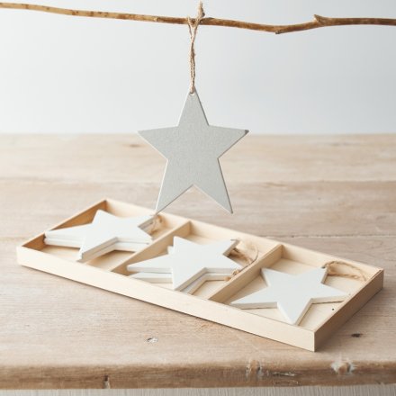 Bring a festive charm to your tree decor this Christmas with this set of hangers 