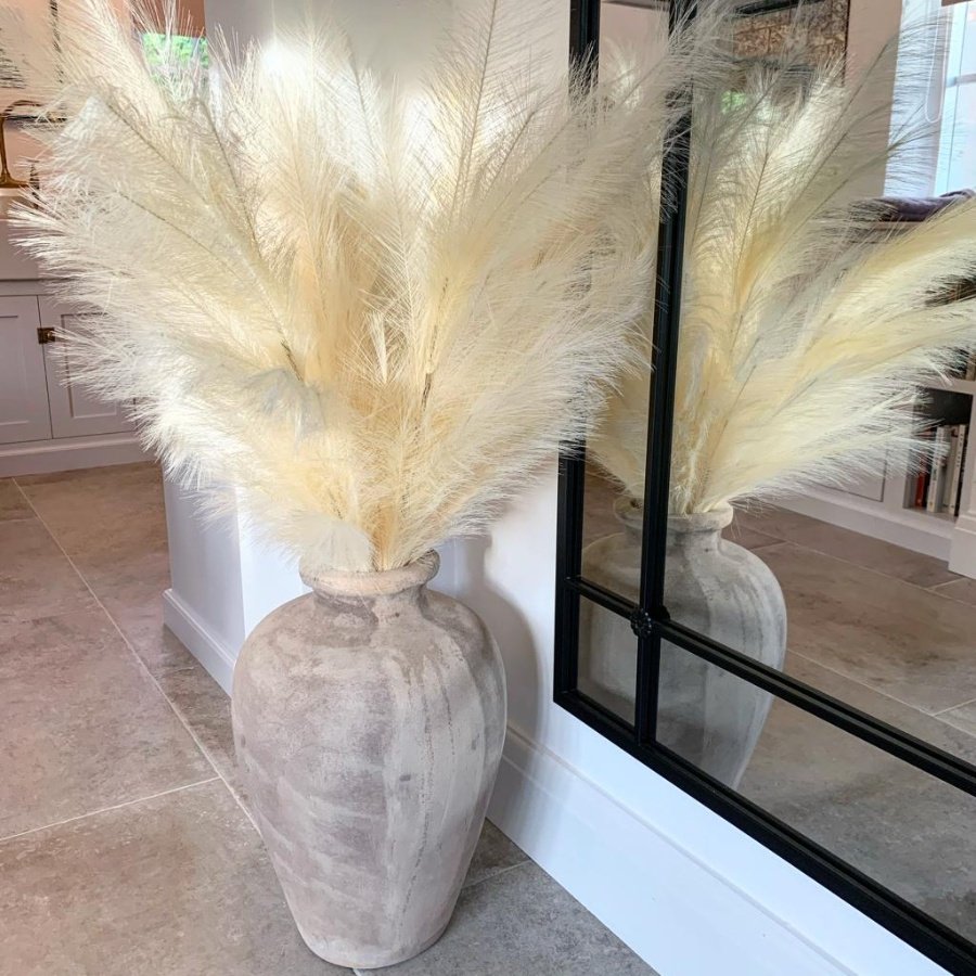 A stunningly simple full pampas stem in a natural toned colouring 