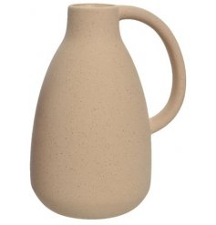 An attractive ceramic vase with curved handle from our simple living range. Complete with a speckled finish. 