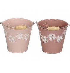 An assortment of 2 pretty blush iron planters, each with an attractive floral design. Complete with wooden handle. 