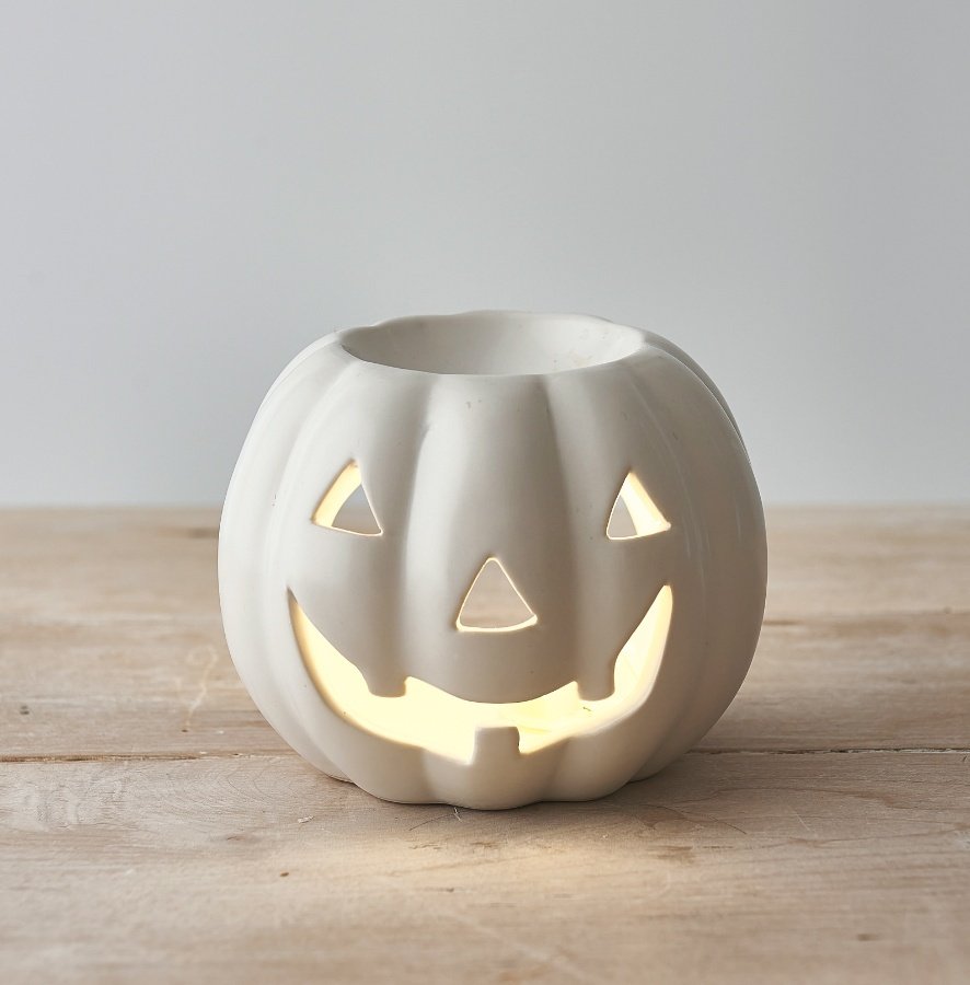 A fun and unique pumpkin oil burner with a carved face. Perfect for your favourite seasonal fragrances.