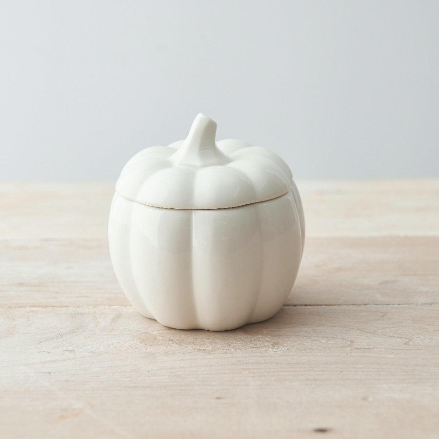 A chic white pumpkin shaped storage pot with silicone seal. Perfect for storing your favourite seasonal treats. 