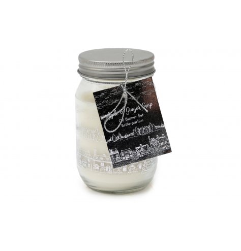 A beautifully scented apple and ginger snap candle set within a classic mason jar. Decorated with an enchanting scene