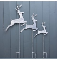 Add a winter wonderland inspired accessory to your garden with this set of 3 metal stakes