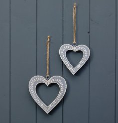 A Chic And Simple Hanging Heart Decoration