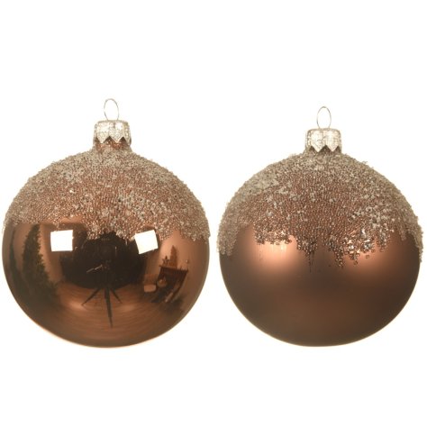 A mix of 2 glass baubles in a rich walnut hue. The assortment includes shiny and matt designs with glitter. 