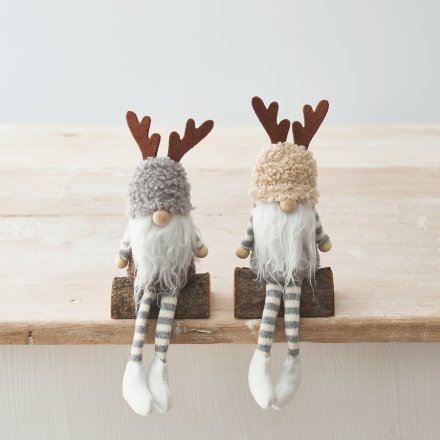 A charming shelf sitting gonk ornament with log. Complete with cute reindeer antlers. 