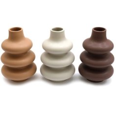 A mix of 3 contemporary vases in natural colours. A chic interior accessory.