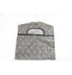 Stay tidy and organised with this attractive grey and white hearts design peg bag. 