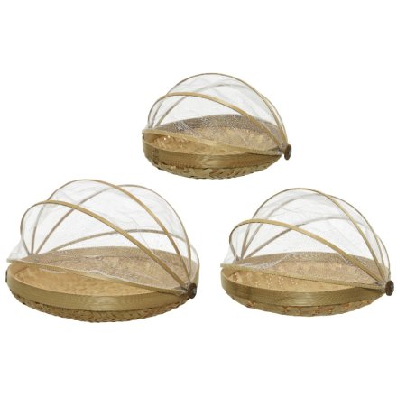 Keep your bakes and cakes fresh with this set of 3 bamboo cake covers. A charming kitchen essential. 
