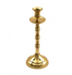 A classic gold metal candle stick holder. A chic accessory for your favourite candles.