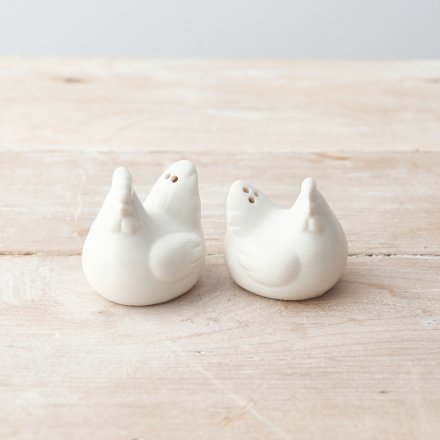 A charming salt and pepper set in the shape of 2 chickens. A chic farmhouse inspired item for your table. 