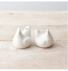 A charming salt and pepper set in the shape of 2 chickens. A chic farmhouse inspired item for your table. 