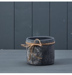 A rustic planter pot with a stylish bee and wreath design. Complete with jute string bow. 