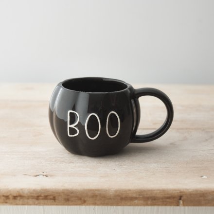 A stylish and unique pumpkin shaped mug with an embossed BOO slogan. A wonderful gift item for cosy season. 
