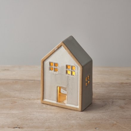 A charming house t-light holder with a raw edge and natural glaze. Complete with a removable led t-light candle. 