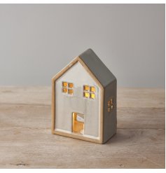 A charming house t-light holder with a raw edge and natural glaze. Complete with a removable led t-light candle. 
