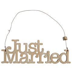 Wooden sign " Just Married"