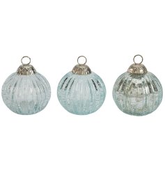 Beautiful crackled glass ridged bauble shaped place card/ photo holder.