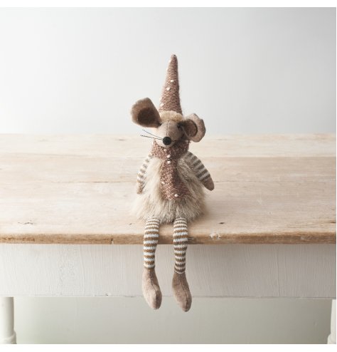 A charming shelf sitting mouse decoration in natural colours. An adorable, must have seasonal decoration. 