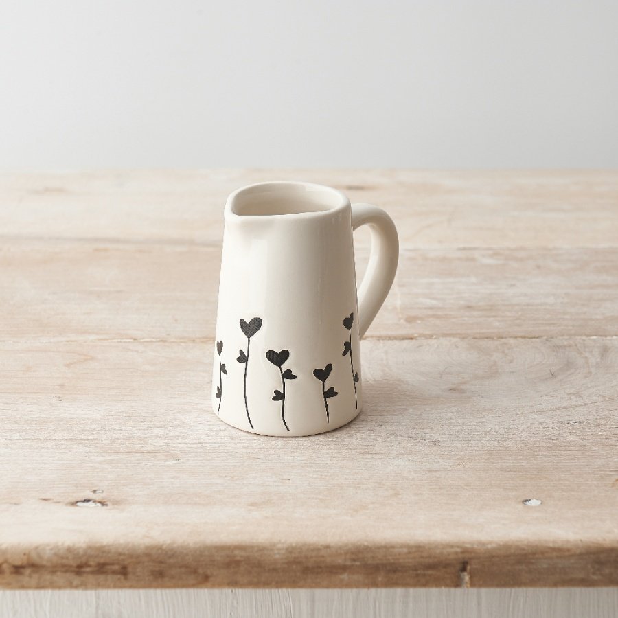 A charming mug with a beautifully detailed heart floral pattern. A seasonal gift and interior item. 