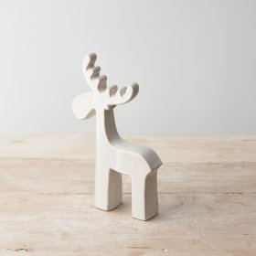 A chic ceramic reindeer decoration with a natural glaze. 