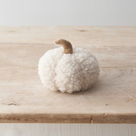 An adorable pumpkin decoration in a stylish sherpa material, with contrasting coloured stalk. 