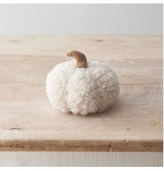 An adorable pumpkin decoration in a stylish sherpa material, with contrasting coloured stalk. 