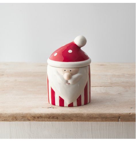 Store in style this season with this jolly Santa container in traditional Christmas colours. 