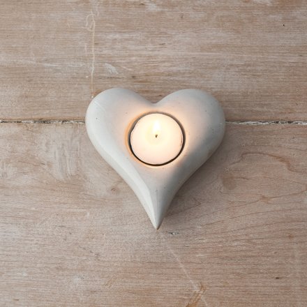 Display this charming ceramic t-light holder around the home. A rough luxe decoration with rustic charm. 