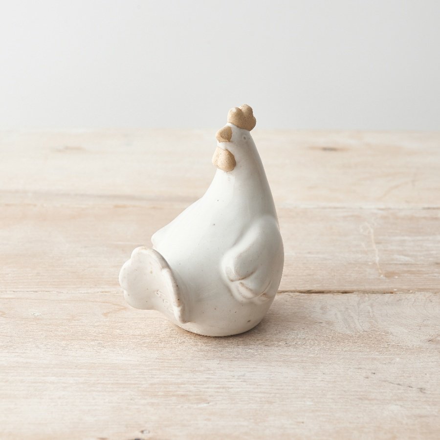 Celebrate farmhouse living with this rustic chicken ornament with a natural glazed finish. 