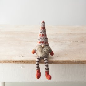 Fall in love with this charming seasonal gonk decoration with knitted details in a gorgeous burnt orange colour. 