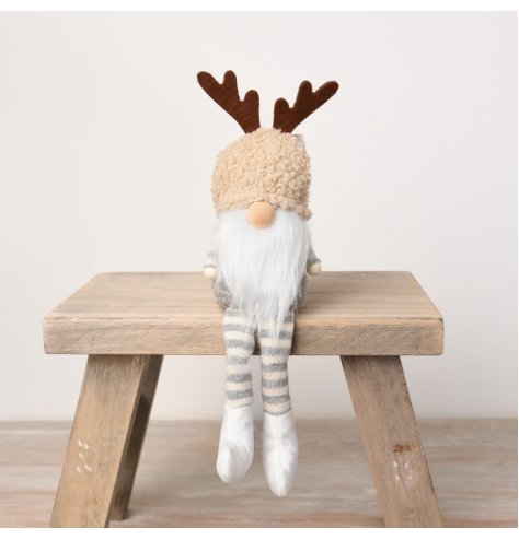 A chic shelf sitting gonk with a beautifully textured sherpa hat and antlers. Complete with stripy legs and wooden nose.