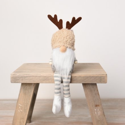 An adorable shelf sitting gonk with a cream sherpa hat with antlers. Complete with a wooden nose.