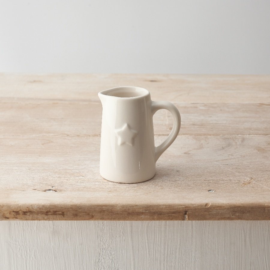 A simple yet stylish ceramic jug with a 3D star detail design. 